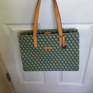 Downey & Bourke East/West Tote Green